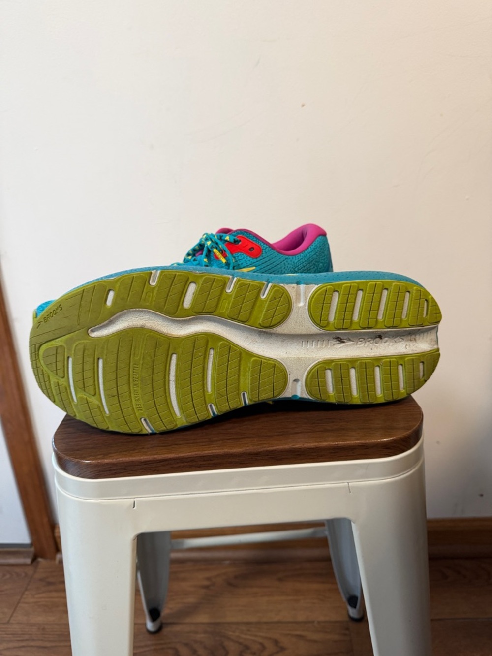 Brooks rundisney Ghost Max 2 Turquoise Sneakers with Pink and Yellow Accents - Picture 3 of 5
